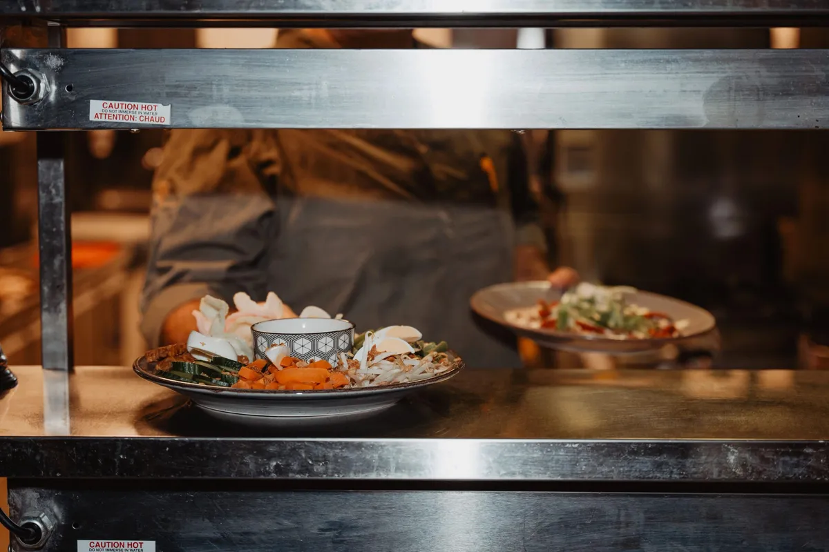 Indonesisch gerecht aan de doorgeefkast